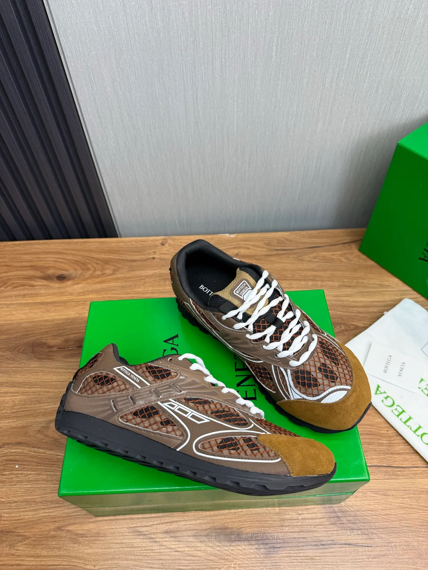 Men's men's shoes 💰620💰 BV top version 𝘽𝙊𝙏𝙏𝙀𝙂𝘼 𝙑𝙀𝙉𝙀𝙏𝘼 Orbit sneakers Wang Yibo same style couple style dad shoes 🩷💚 Runner sneakers, made of lightweight technical mesh fabric. Features a geometric patterned rubber outsole. Pay attention to the package craftsmanship ❕ High version shipping ❗️ Very nice, durable to play with and durable to make ✔️ Standard version 💯💯 The outsole is made of color-blocked TPU outsole. Women’s model 35-41 (40 41 customized) Men’s model 39-46 (45.46 customized) Equipped with original packaging